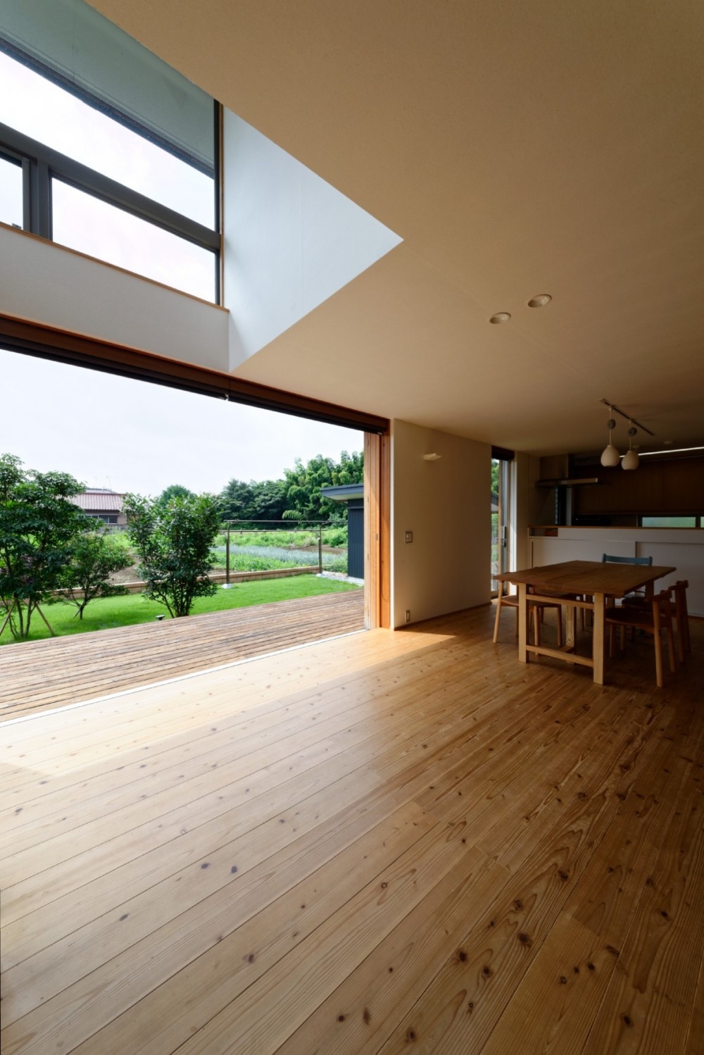 蓮田の家	－大きな窓とデッキのある二世帯住宅－ (リビング)