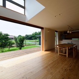 蓮田の家	－大きな窓とデッキのある二世帯住宅－ (リビング)