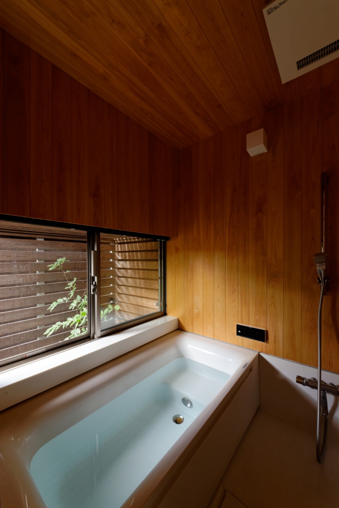 桧風呂(蓮田の家 －大きな窓とデッキのある二世帯住宅－) バス/トイレ事例｜SUVACO(スバコ)