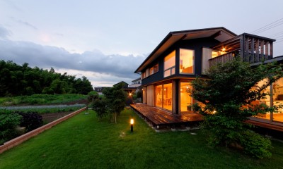 蓮田の家	－大きな窓とデッキのある二世帯住宅－