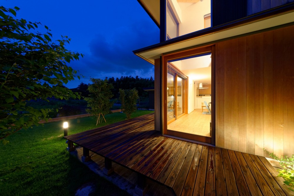 蓮田の家	－大きな窓とデッキのある二世帯住宅－ (外観　夕景)