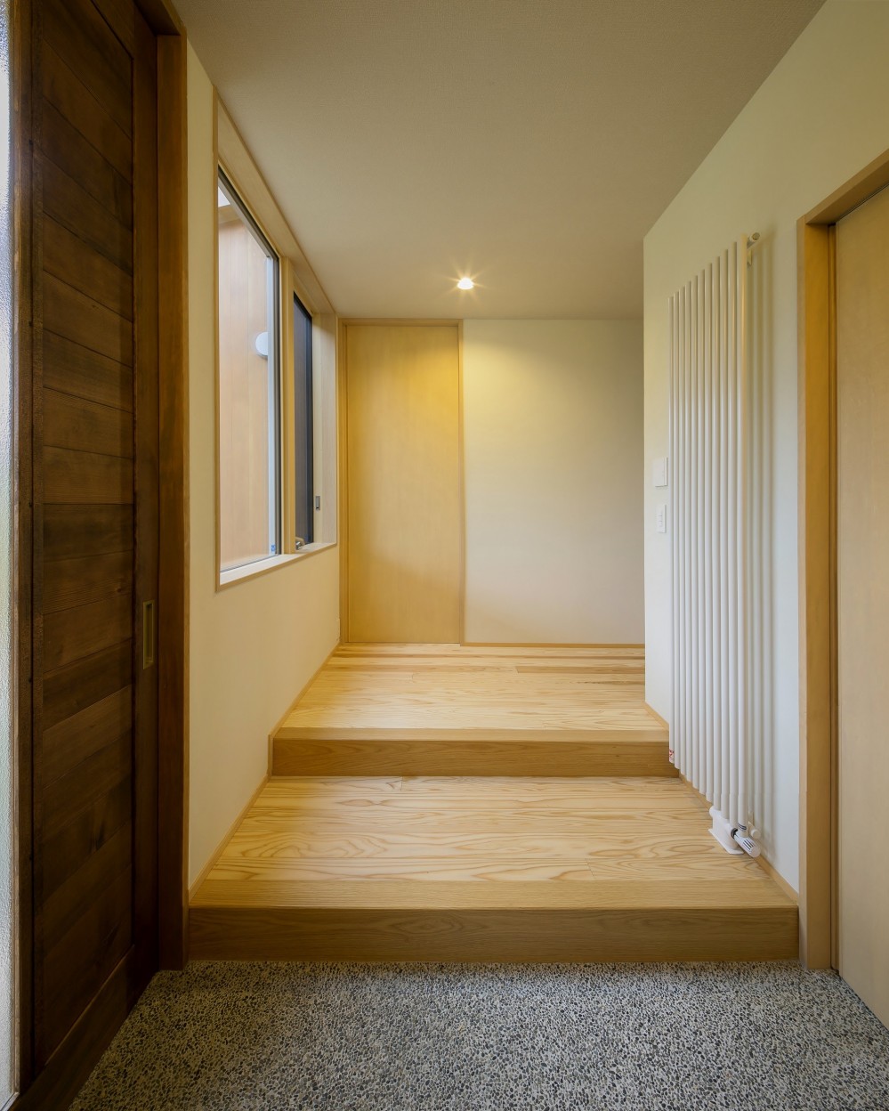 『上駒沢の家』プライベートを大切にした二世帯住宅 (玄関)