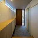 『上駒沢の家』プライベートを大切にした二世帯住宅の写真 玄関ホール（子世帯）