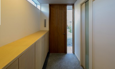 『上駒沢の家』プライベートを大切にした二世帯住宅 (玄関ホール（子世帯）)