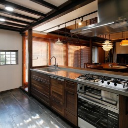 光と影のコントラストが美しい 格子窓のあるキッチン (築50年木造の家-古きよき姿を残しながら住み継ぐリノベーション-)