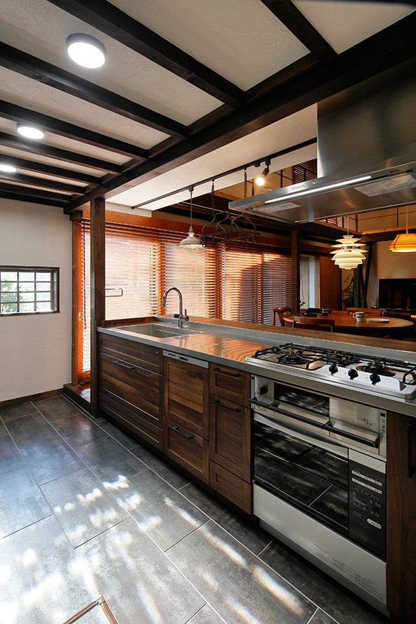キッチン事例：光と影のコントラストが美しい 格子窓のあるキッチン（築50年木造の家-古きよき姿を残しながら住み継ぐリノベーション-）
