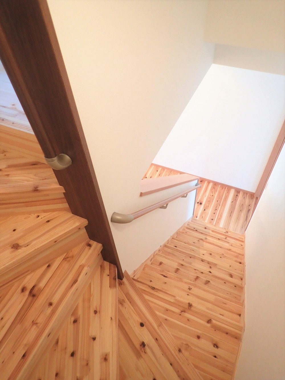 木の香りと暮らす自然素材の家 (階段)
