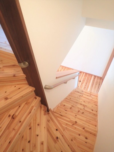 階段 (木の香りと暮らす自然素材の家)