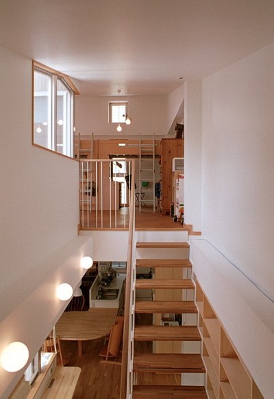 階段越しに2階のダイニングと、3階の子供スペースを見る (浅草の家―２階にある庭)