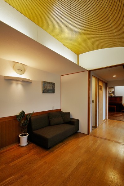 天井のカーブがポイント お洒落でユニークなお部屋 (築50年木造の家-古きよき姿を残しながら住み継ぐリノベーション-)