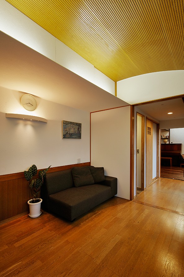 天井のカーブがポイント お洒落でユニークなお部屋 築50年木造の家 古きよき姿を残しながら住み継ぐリノベーション その他事例 Suvaco スバコ