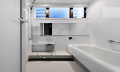 築50年木造の家-古きよき姿を残しながら住み継ぐリノベーション- (白を基調とした浴室)