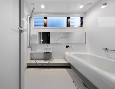 白を基調とした浴室 (築50年木造の家-古きよき姿を残しながら住み継ぐリノベーション-)