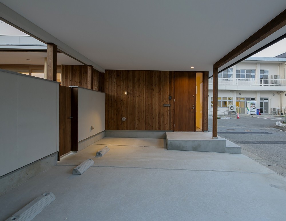 『須坂屋部町の家』思いっきり遊べる庭がある家 (玄関と駐車スペース)