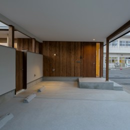 玄関と駐車スペース (『須坂屋部町の家』思いっきり遊べる庭がある家)