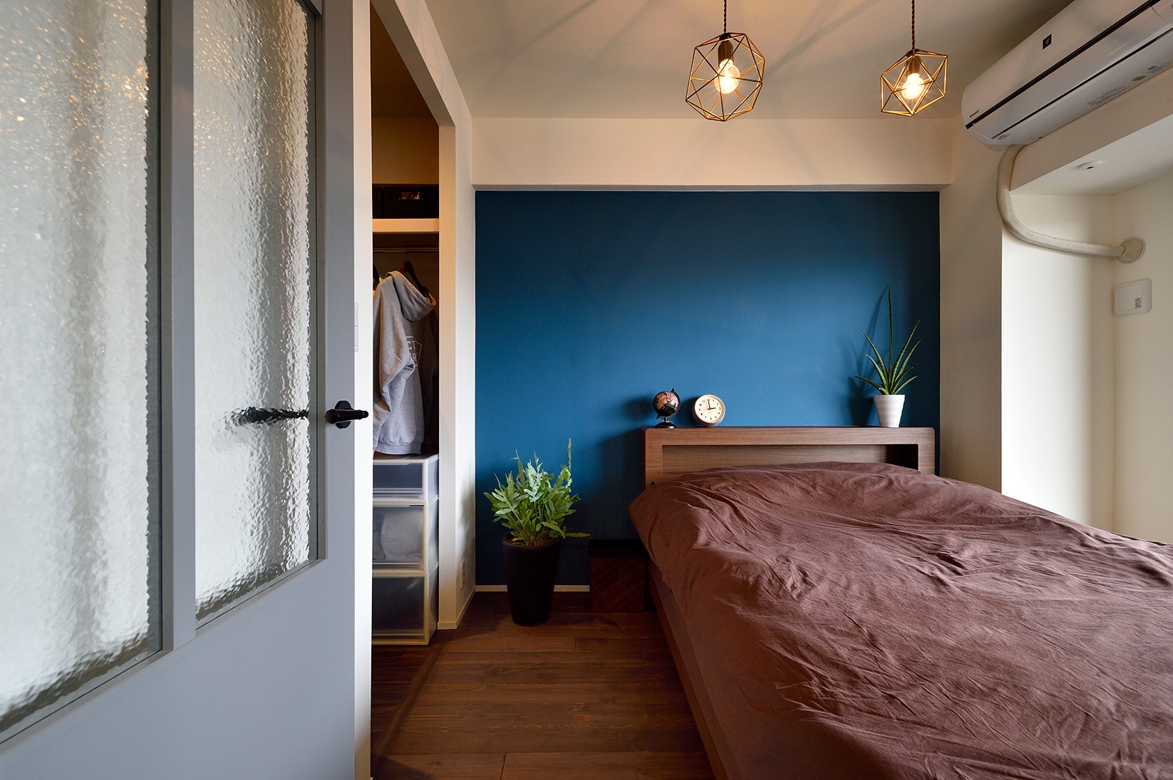 ベッドルーム事例：壁一面にブルーを塗装したカジュアルモダンな寝室（RC躯体の武骨な眺め 個性的なアメリカンモダン・インテリア＜第34回「住まいのリフォームコンクール」作品部門 優秀賞 受賞＞）