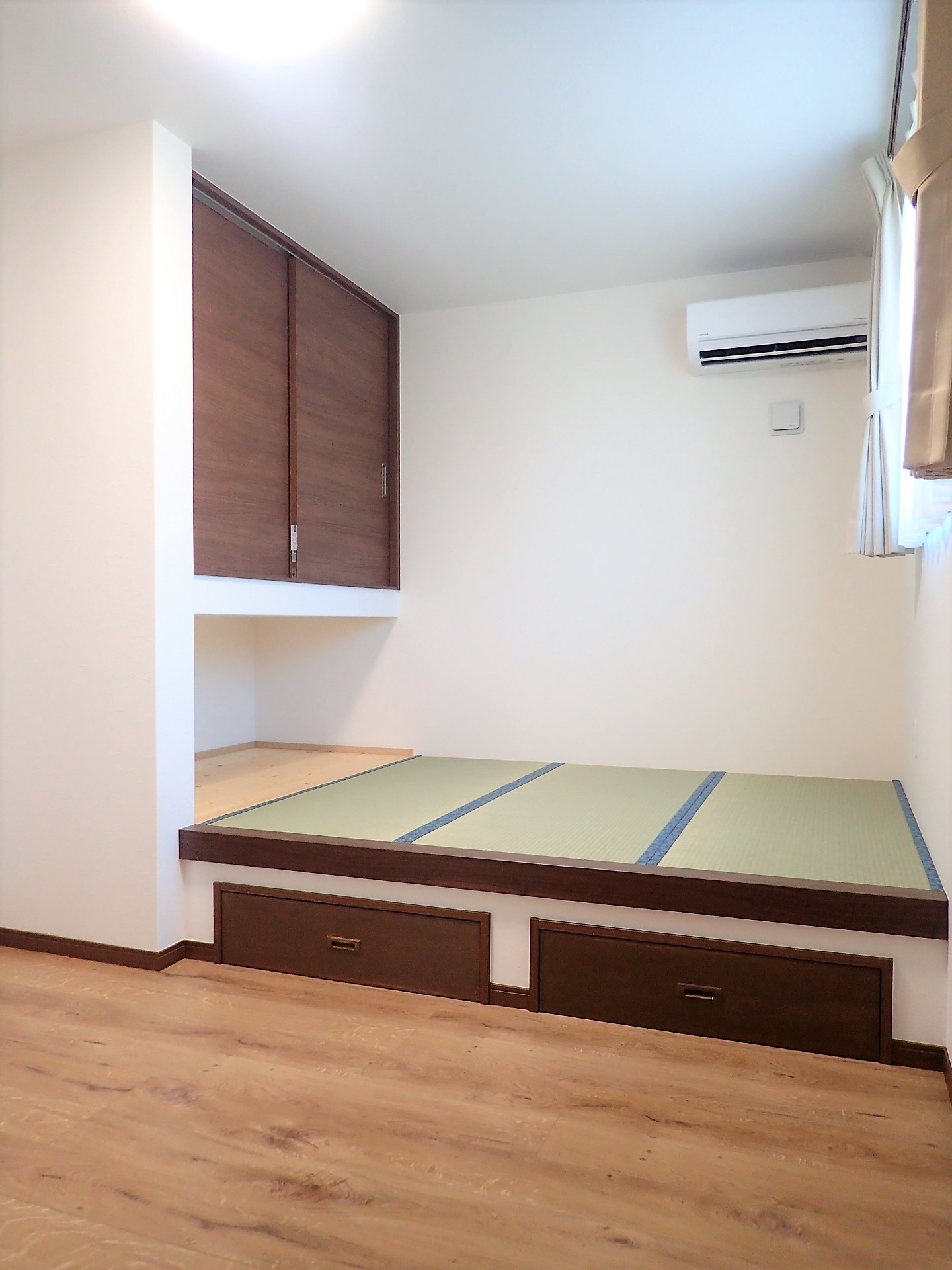 小上がり畳のある寝室 家族3世帯で暮らすみんなが住みやすい家 ベッドルーム事例 Suvaco スバコ