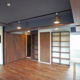 カグ　ノ　モリ　- 壁面全面造作家具のリノベーション - (リビングから入口の眺め)