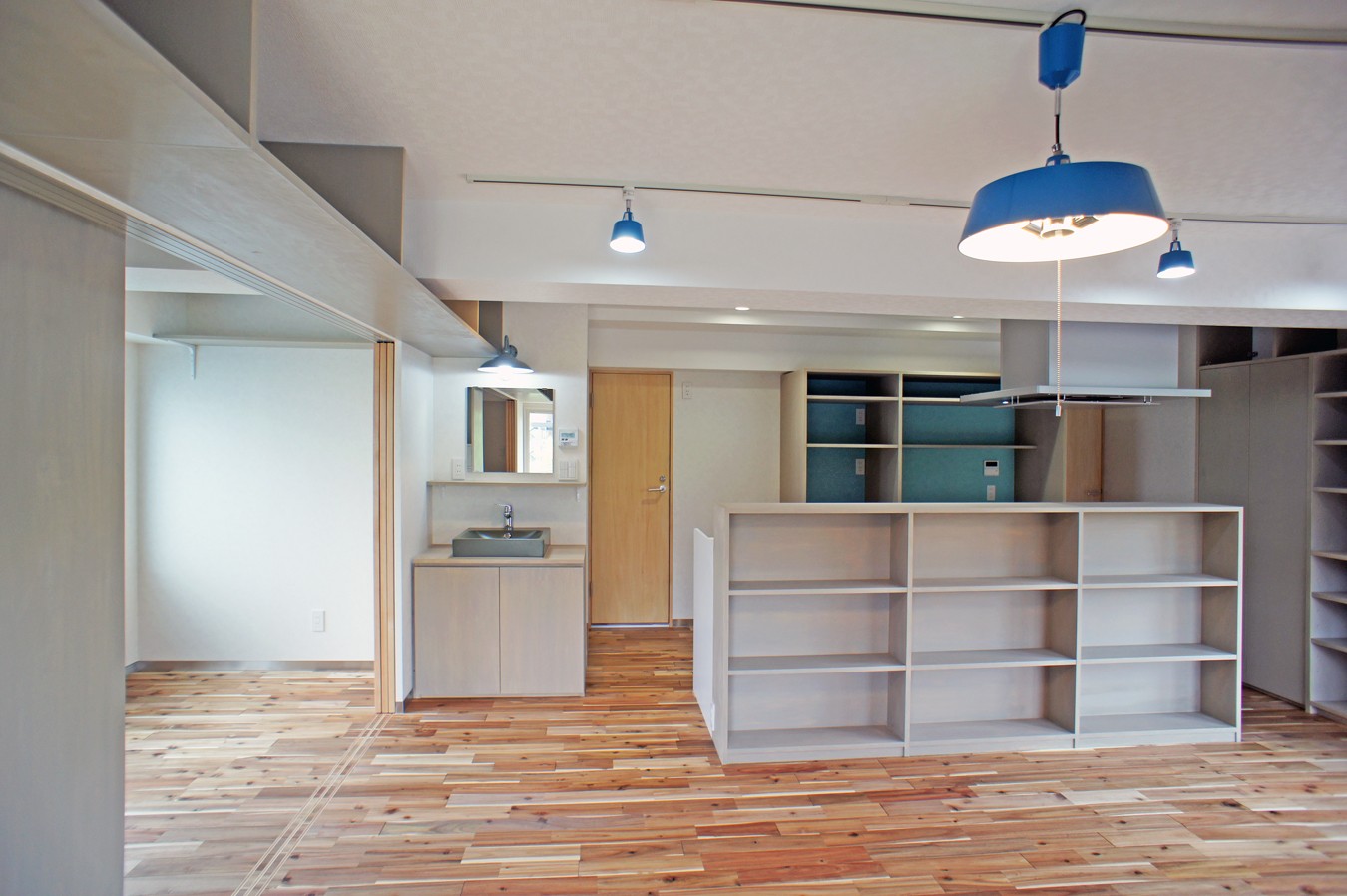 キッチン事例：キッチンの眺め（カグ　ノ　モリ　- 壁面全面造作家具のリノベーション -）