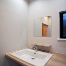 ヒキザン　ノ　イエ　- 減築からうまれる豊かなつながり -の写真 シンプルな洗面台