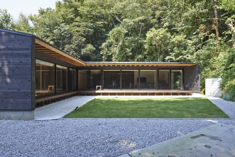 久保和樹「稲村ヶ崎の住宅　- 建物と自然からうまれる平屋中庭住宅 -」