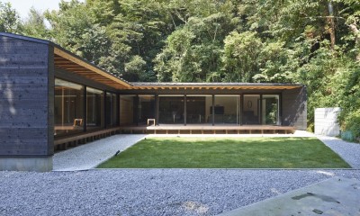 稲村ヶ崎の住宅　- 建物と自然からうまれる平屋中庭住宅 - (中庭からの眺め)