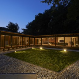 稲村ヶ崎の住宅　- 建物と自然からうまれる平屋中庭住宅 - (中庭夜景)