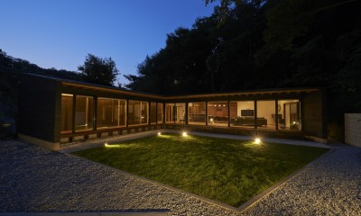 稲村ヶ崎の住宅　- 建物と自然からうまれる平屋中庭住宅 - (中庭夜景)