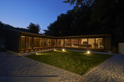 中庭夜景 (稲村ヶ崎の住宅　- 建物と自然からうまれる平屋中庭住宅 -)