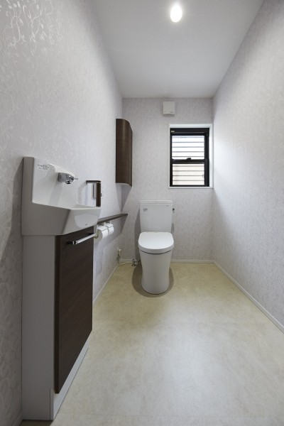 広いスペースを活用してトイレを新設 (純和風建築から未来へと引き継がれるイタリアンモダンな住まいへ)