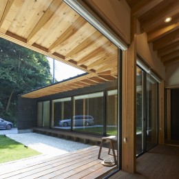 稲村ヶ崎の住宅　- 建物と自然からうまれる平屋中庭住宅 - (リビングと縁側の連続的空間)