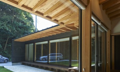 稲村ヶ崎の住宅　- 建物と自然からうまれる平屋中庭住宅 - (リビングと縁側の連続的空間)