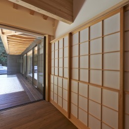 稲村ヶ崎の住宅　- 建物と自然からうまれる平屋中庭住宅 - (雪見障子)