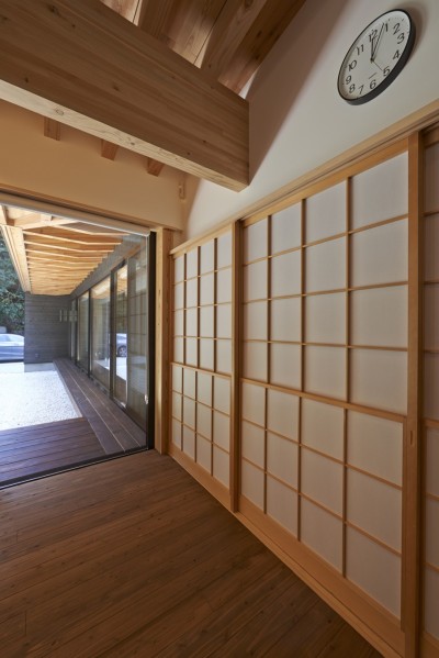 稲村ヶ崎の住宅　- 建物と自然からうまれる平屋中庭住宅 - (雪見障子)