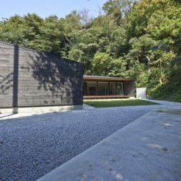 稲村ヶ崎の住宅　- 建物と自然からうまれる平屋中庭住宅 - (アプローチ)
