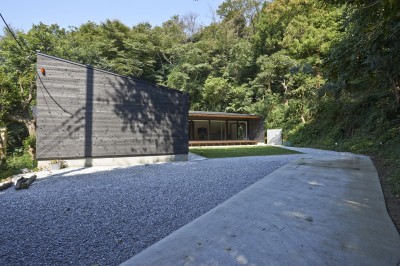 アプローチ (稲村ヶ崎の住宅　- 建物と自然からうまれる平屋中庭住宅 -)