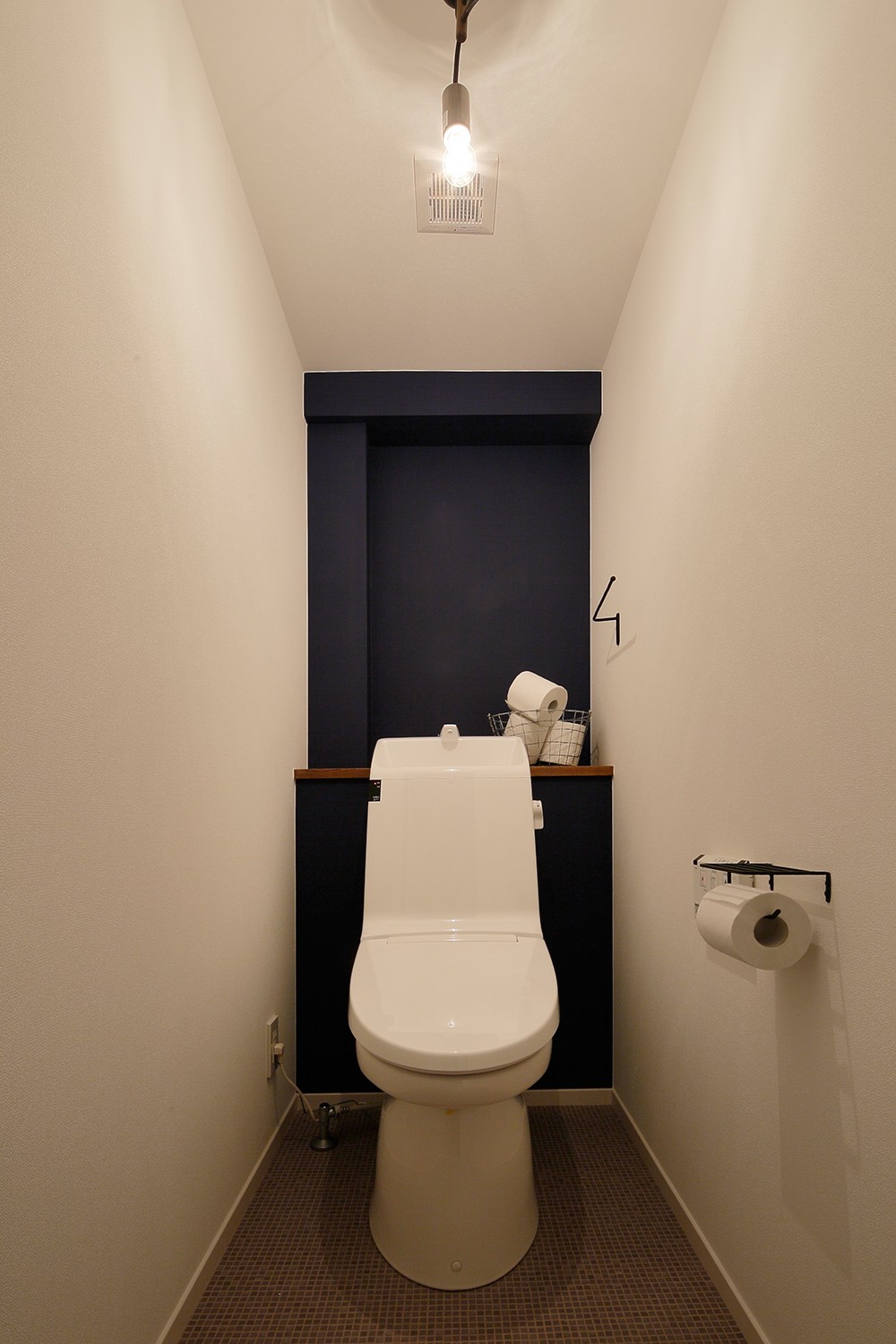 バス/トイレ事例：ダークブルーの壁がアクセント（中古物件を購入して自分好みのデザインにリノベーション）