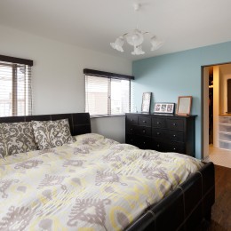 二世帯住居を単世帯にリノベーション-やさしい色づかい　ペールカラーの寝室
