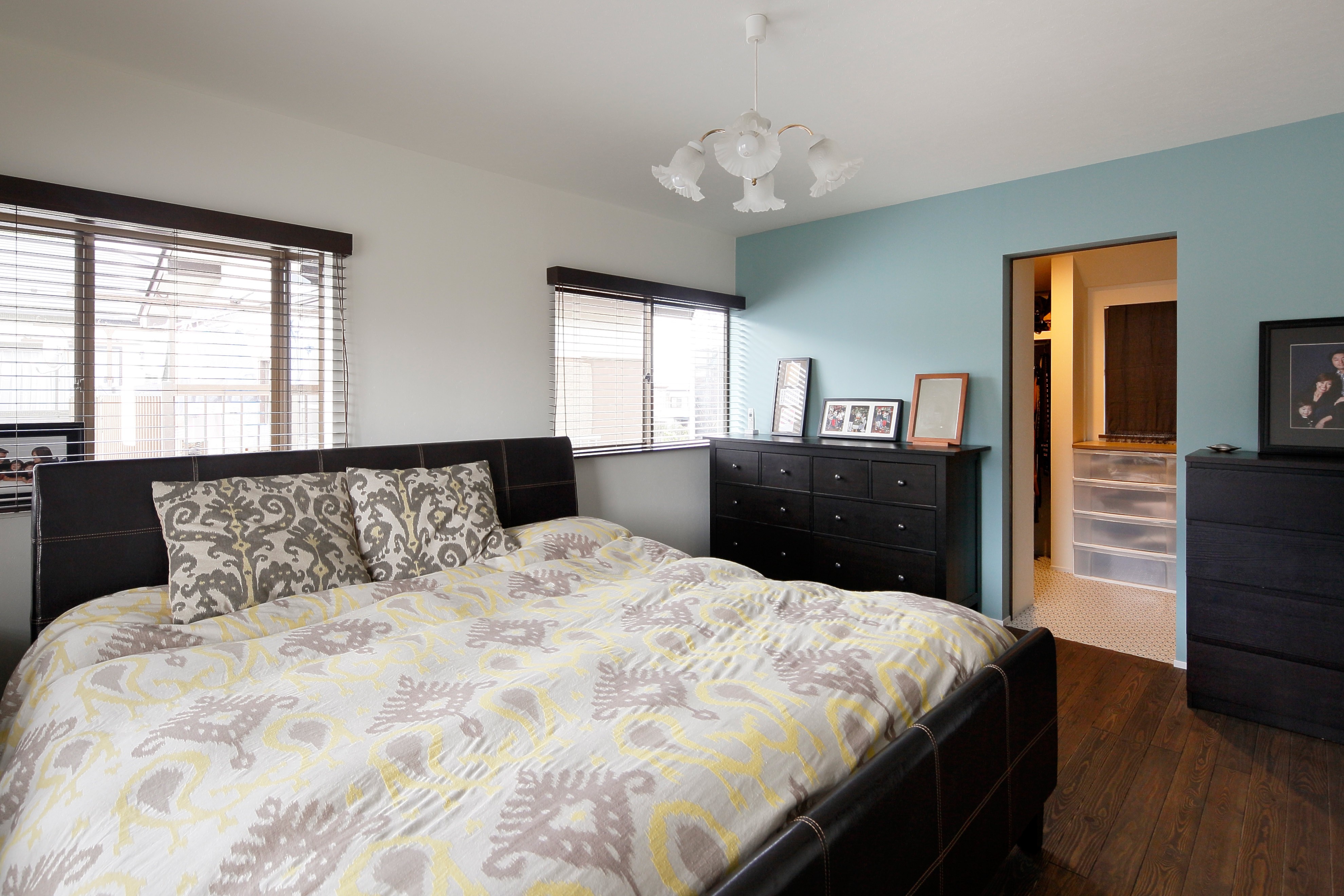 ベッドルーム事例：やさしい色づかい　ペールカラーの寝室（二世帯住居を単世帯にリノベーション）