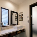 二世帯住居を単世帯にリノベーションの写真 上品で清潔な洗面室
