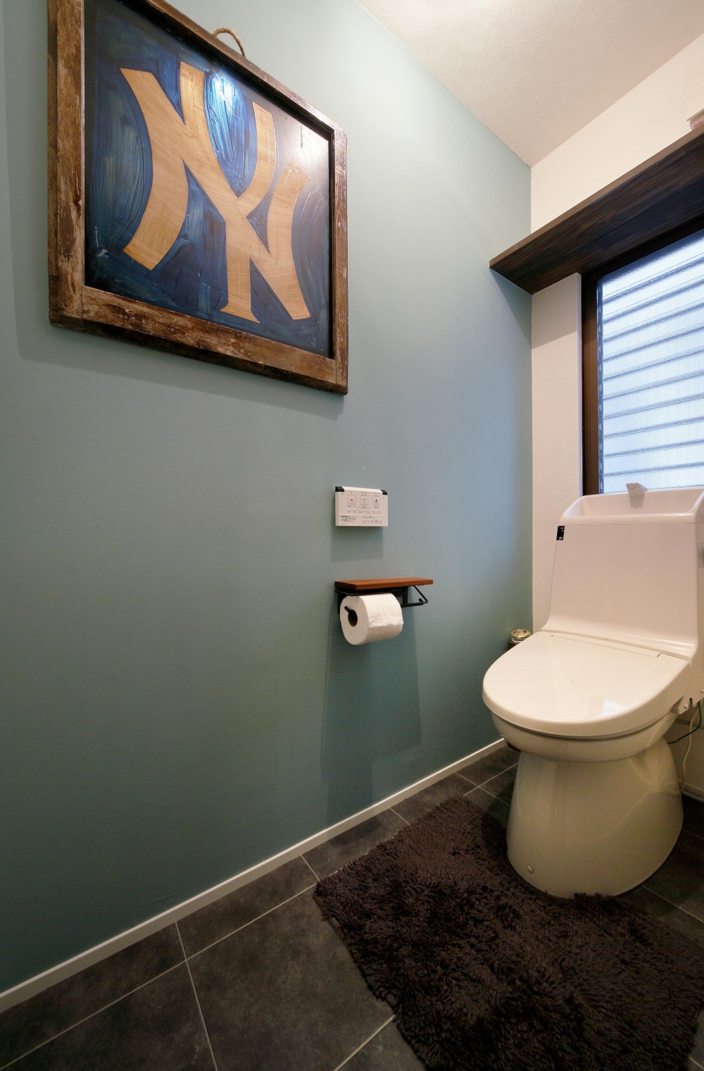 二世帯住居を単世帯にリノベーション (落ち着いた壁色のトイレ)