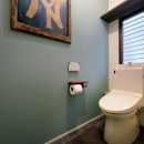 二世帯住居を単世帯にリノベーションの写真 落ち着いた壁色のトイレ