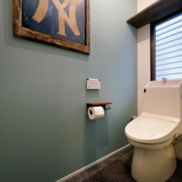 落ち着いた壁色のトイレ 二世帯住居を単世帯にリノベーション バス トイレ事例 Suvaco スバコ