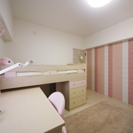 ピンクのアクセントが映える子ども部屋 (お子様が喜ぶアイデアいっぱいの楽しいお家)