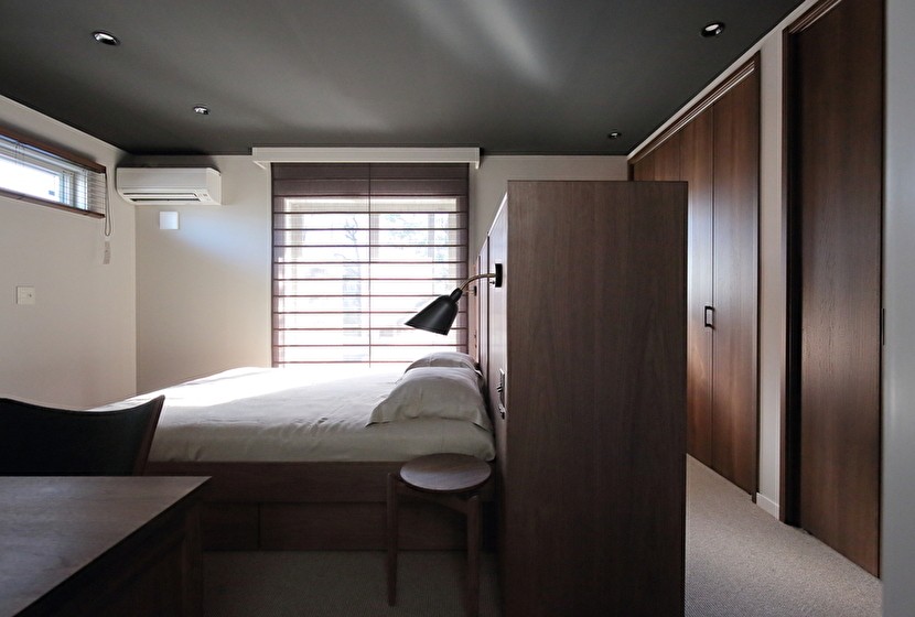 ベッドルーム事例：ベッドヘッドで寝る空間と収納を分ける（H邸）