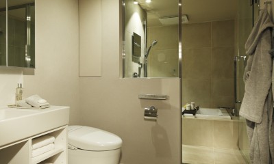 洗面室・浴室｜南麻布の家  公園を取り込むルーバー天井