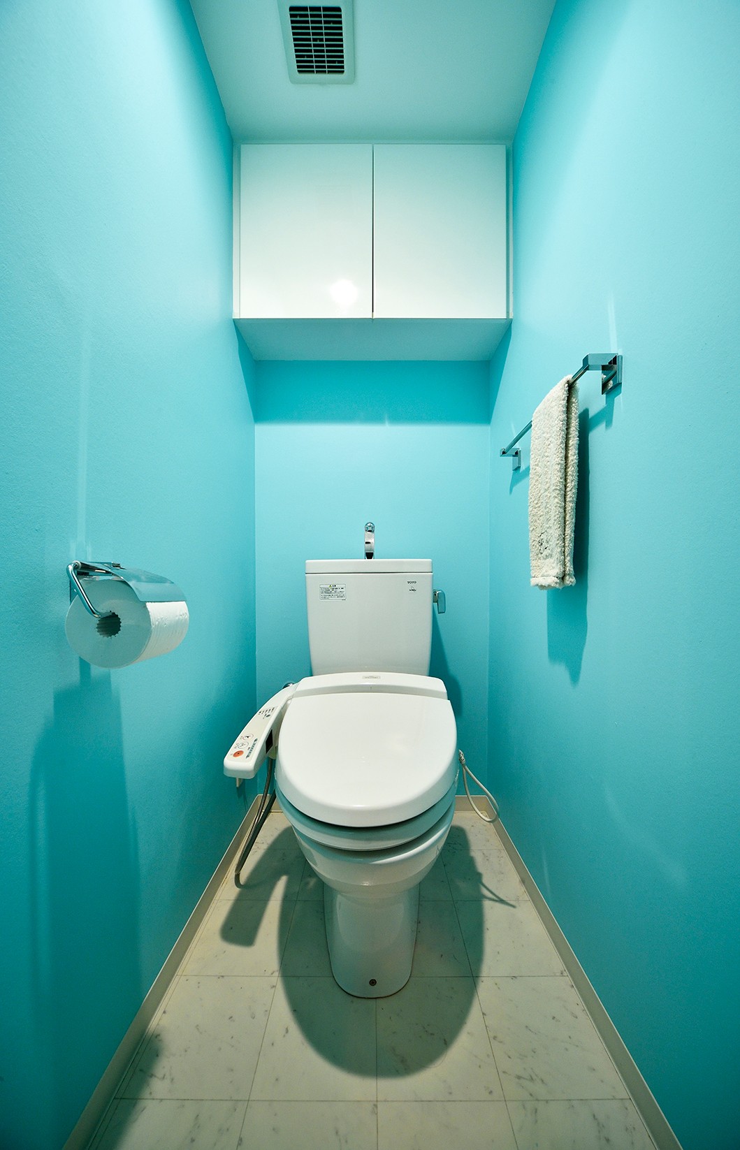 バス/トイレ事例：ブルーの爽やかなトイレ（単身リノベはリラックスできる癒し空間）