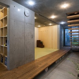 8枚目 室内縁側の家 La Casa Intorno Del Patio By Mcja 室内縁側の家 La Casa Intorno Del Patio By Mcja 玄関事例 Suvaco スバコ