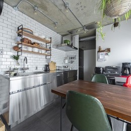キッチン (木とコンクリートの自然体な暮らし)