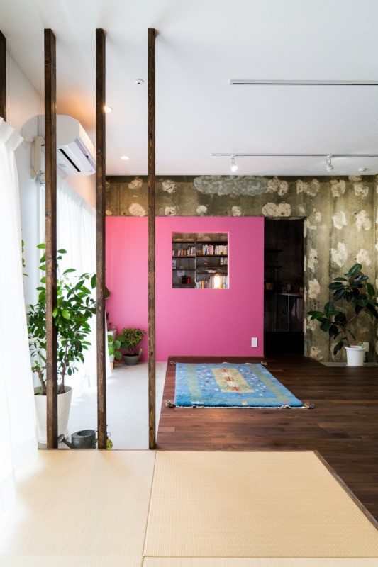 ピンクの壁が映えるリビング 植物と書道家とルイスバラガンと リビングダイニング事例 Suvaco スバコ
